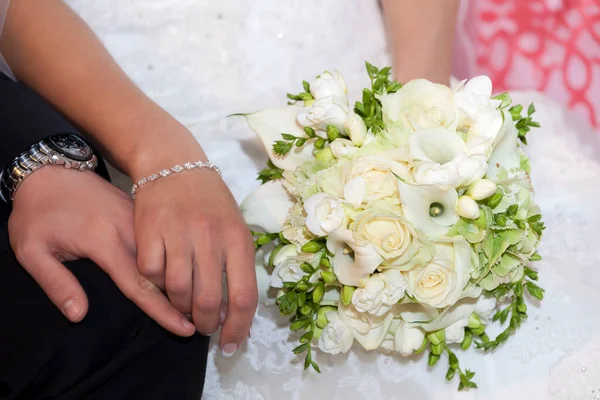 Gelin Damat Romantik Bir Şekilde Ele Tutuşuyorlar — Stok fotoğraf