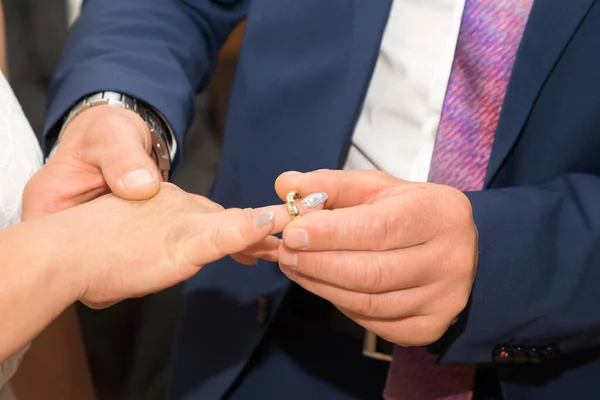 这对新婚夫妇互相交换结婚戒指 — 图库照片