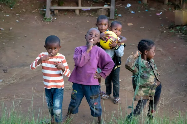 Los Niños Posan Carretera Madagascar — Foto de Stock