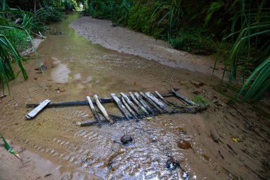 Kristal berrak suyu olan küçük bir göl.