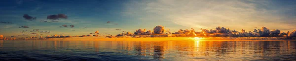 Glassy Oceaan Zonsondergang Met Wolken Panorama Stockfoto