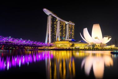 Singapur şehir ışıkları gece marina koyunda