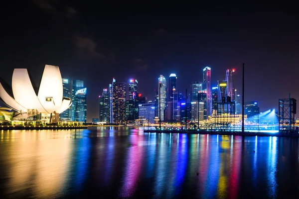 Singapur şehir ışıkları gece marina koyunda