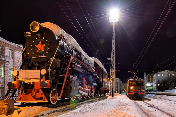 Steam Locomotive Monumentet Murmansk Järnvägsstationen Royaltyfria Stockbilder