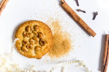 Beyaz arka planda noel kurabiyeleri