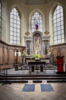 Hautvillers, Fransa - 9 Haziran 2017: İç Hautvillers Saint-Pierre Abbey Dom Perignon şampanya bölgesinde Vallee de la Marne Fransa'daki mezarı ile.