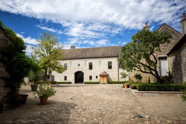 Burgundy. Temmuz 5,2017. Dünyanın en ünlü ve dünyaca ünlü şarap: Romane-Conti, saygı zorluyor ama aynı zamanda gezegenin her köşesinde dayanılmaz merak yükseltir muhteşem bir ad. Fransa