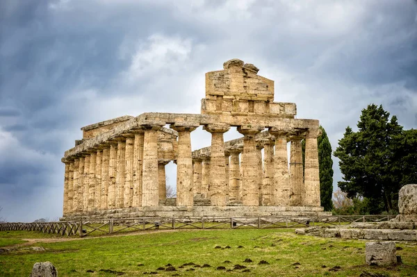 Paestum. Antiguo templo romano de Ceres (Atenea) en Paestum, Italia — Foto de Stock