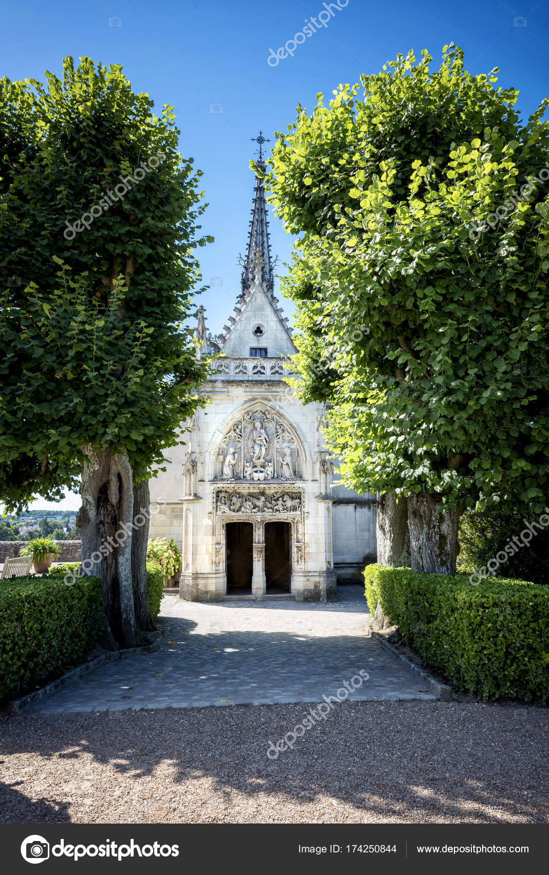 Chateau de amboise medieval castle leonardo da vinci tomb loire