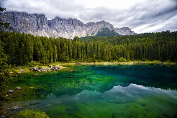 Lago Carezza Pequeño Lago Alpino Situado Parte Alta Del Val — Foto de Stock
