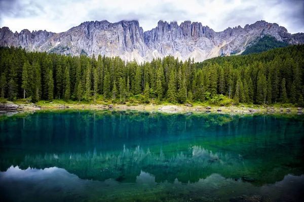 Lago Carezza Pequeño Lago Alpino Situado Parte Alta Del Val — Foto de Stock