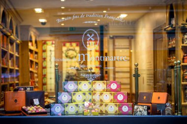 Macarons Montmartre, Paris bir Pastane Dükkanı penceresinde. Fransa. Tatlar geniş bir bulunabilir çünkü diğer macarons Fransız macaron çıkmaktadır