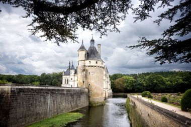 Chenonceau, Fransa 23 Ağustos 2017: Chateau de Chenonceau, Loire Valley Ortaçağ Fransız Kalesi. 15-16 yüzyılda, geç Gotik ve erken Rönesans mimari bir karışımı inşa edildi