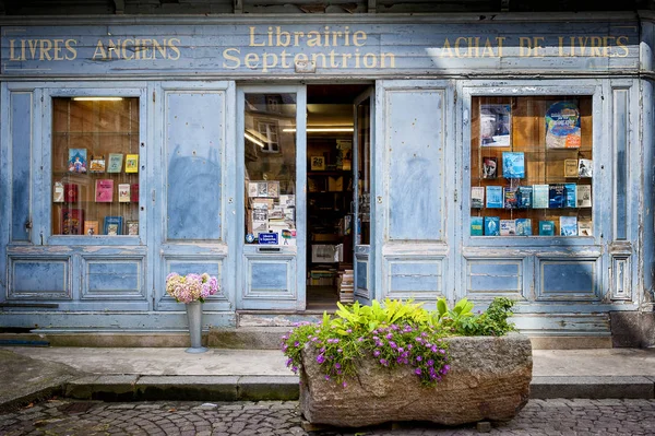 Saint-Malo, Fransa. Kitaplık bir retro cazibesi ile eski kitapların ahşap cepheli.