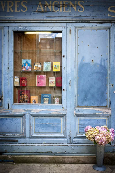 SAINT-MALO, FRANCE. Bookcase with wooden facade of ancient books with a retro charm. — Stock Image Saint Malo France Bookcase Wooden Facade Ancient Books Retro Charm Stock Image