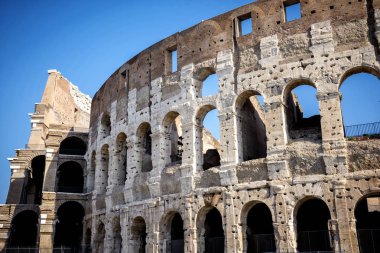 Görünümünde Colosseum güneşli bir gün Roma'da. Kolezyum Roma'nın en iyi bilinen dönüm noktası olduğunu. İtalya