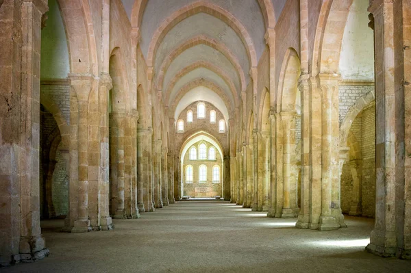 勃艮第修道院 著名的 Cistercian 修道院的内部枫 联合国教科文组织世界遗产遗址自1981年以来 Marmagne 勃艮第 法国的公社 — 图库照片