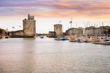 La Rochelle. Giriş bağlantı noktası, La Rochelle Fransa, Jane'in (tur de la Chaine) Kulesi Kulesi saint Nicolas (tur saint nicolas) sağda solda duvarlı. Bölge Poitou Charente. Fransa.