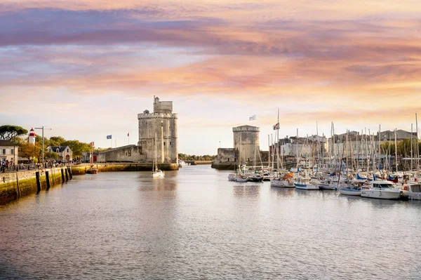 La Rochelle. Giriş bağlantı noktası, La Rochelle Fransa, Jane'in (tur de la Chaine) Kulesi Kulesi saint Nicolas (tur saint nicolas) sağda solda duvarlı. Bölge Poitou Charente. Fransa.