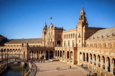 İspanya Meydanı (Plaza de Espana), Seville, İspanya, 1928 yılında inşa edilmiş, Rönesans ve Fas stillerini karıştıran Bölgesel Mimarinin bir örneğidir..