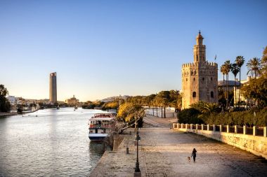 Seville, Endülüs, İspanya batımında Guadalquivir Nehri üzerinde Golden Tower (Torre del Oro) görünümünü