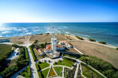 Phare de Chassiron. Radar. Ada D'Oleron çizgili deniz feneri ile Fransız Charente içinde. Fransa.