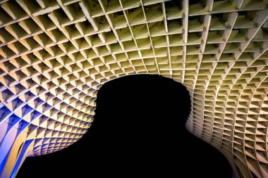 İspanya - Sevilla, 21 Şubat 2018: Metropol şemsiye Plaza Encarnacion, Andalusia il gece görünümü