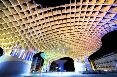 İspanya - Sevilla, 21 Şubat 2018: Metropol şemsiye Plaza Encarnacion, Andalusia il gece görünümü