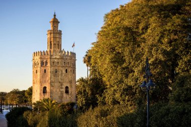 Seville, Endülüs, İspanya batımında Guadalquivir Nehri üzerinde Golden Tower (Torre del Oro) görünümünü