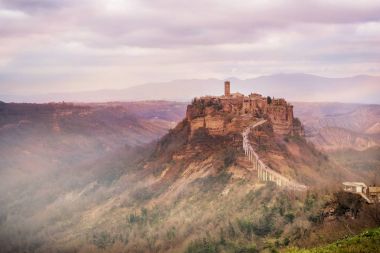Civita di Bagnoregio, Viterbo, Lazio, İtalya: Antik köyün dik tüf tepede sisin içinde kefen şafakta güzel manzara