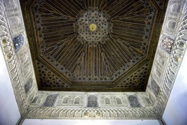Sevilla - Alcazar Sarayı, patio del Yeso, Bütün binanın en eski tavan. Ünlü Endülüs mimarisi. Eski Arap Saray Sevilla, İspanya.