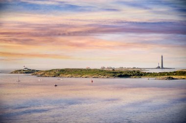 Finistre, Brittany, Fransa (phare de l'Ile Vierge kuzey kıyısında günbatımı, Ile Vierge deniz feneri )
