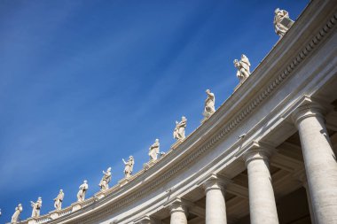 Roma Piazza San Pietro (St. Peter's Square) - sütunlu Bernini Gianlorenzo. İtalya