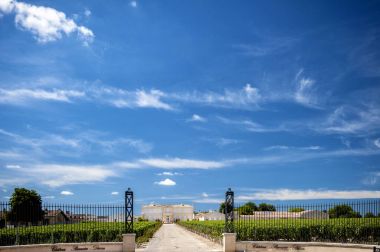 Saint Julien, Bordeaux, Fransa - 8 Haziran 2017: Chateau Branaire Ducru, giriş kapısı ve Medoc bağ.