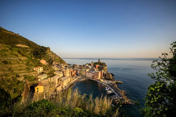 Vernazza Balıkçı Köyü Gün Batımında Vernazza Talya Deniz Kara Üzerinde — Stok fotoğraf