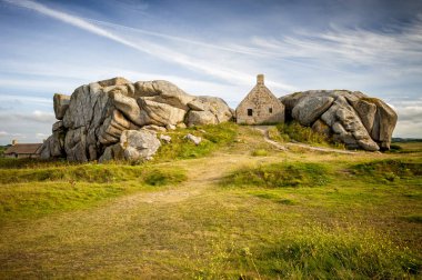 Evi Kerlouan, Finistère, Brittany (Bretagne), Fransa Meneham Köyü, kayalarda arasında