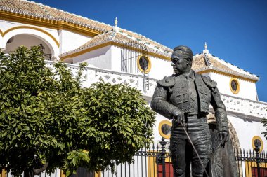 Seville, Endülüs, İspanya: Curro Romero, Plaza de Toros de la Maestranza önünde Seville, gelen ünlü bir torero heykeli