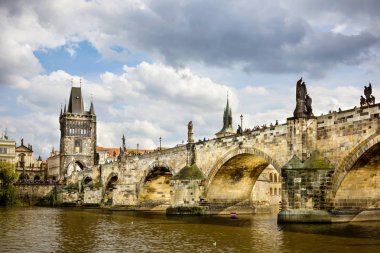 Prague, Charles Köprüsü (Karluv çoğu) sabah, Çekya en güzel köprü. Çek Cumhuriyeti