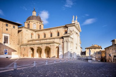 Urbino - İtalya. Turistler İtalya 'nın Marche bölgesindeki neoklasik Duomo di Urbino, Urbino Katedrali' ni ziyaret ettiler.