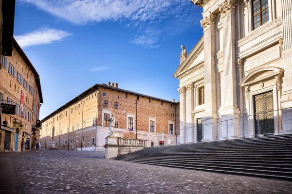 Urbino Febrero 2020 Los Turistas Visitan Neoclásico Duomo Urbino Catedral — Foto de Stock