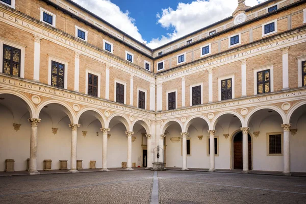 Urbino Itálie Nádvoří Palazzo Ducale Vévodský Palác Nyní Muzeum Urbinu — Stock fotografie