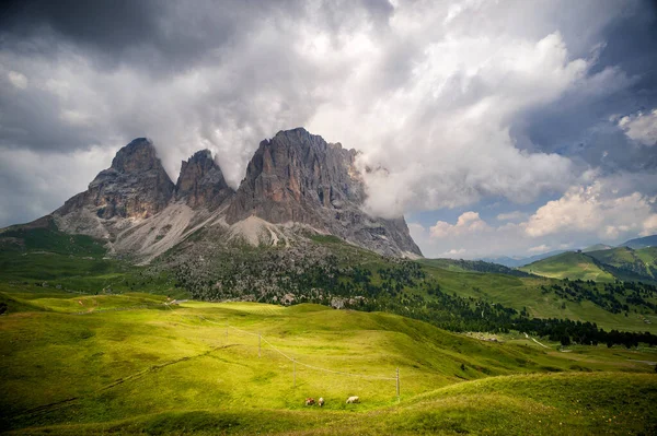 Montañas Sassolungo Sassopiatto Desde Paso Sella Alpes Dolomitas Trentino Alto —  Fotos de Stock