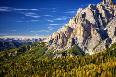 Konturin grubu, İtalyan Dolomite tepelerinin sonbahar manzarası. Trentino Alto Adige, İtalya