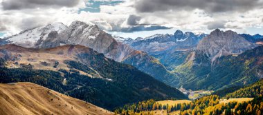 Marmolada Buzulu ve Malga Ciapela, Dolomitler Kraliçesi 'nin tepesine giden kablo buradan başlıyor. Trentino Alto Adige, İtalya