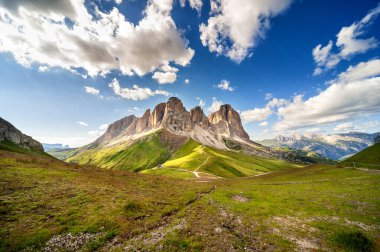 Albay Rodella 'dan Sassolungo grubu görüldü. Dolomitler, Val di Fassa, Trentino Alto Adige, İtalya