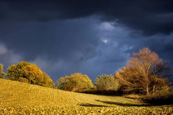 托斯卡纳山丘在秋天的暴风雨即将来临的情况下 意大利托斯卡纳 — 图库照片