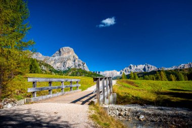 Sassongher Dağı 'nın yamaçlarında sonbaharda Idyllic manzarası. Corvara, Val Gardena, Trentino Alto Adige, İtalya