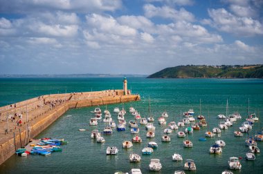 Binic - Etables-sur-mer, Fransa - 15 Ağustos 2018. Limanda turistlerle dolu bir deniz feneri. Britanya, Fransa