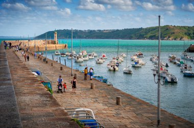 Binic - Etables-sur-mer, Fransa - 15 Ağustos 2018. Limanda turistlerle dolu bir deniz feneri. Britanya, Fransa
