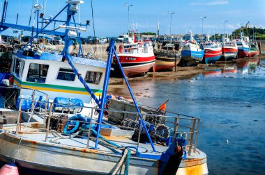 ROSKOS - BRANY - 20 Ağustos 2019. Dalgalar çekildiğinde limanda balık tutmak. Britanya, Fransa